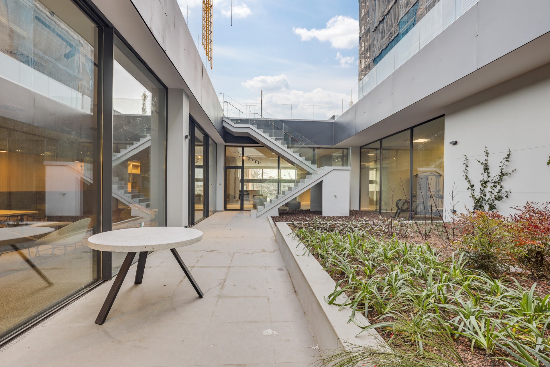 montjuic_patio_exterior-min